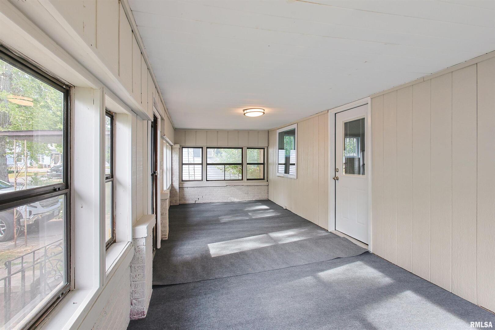 208 South 10th Street Herrin, IL 62948 - Photo 17 of 24 a view of entryway