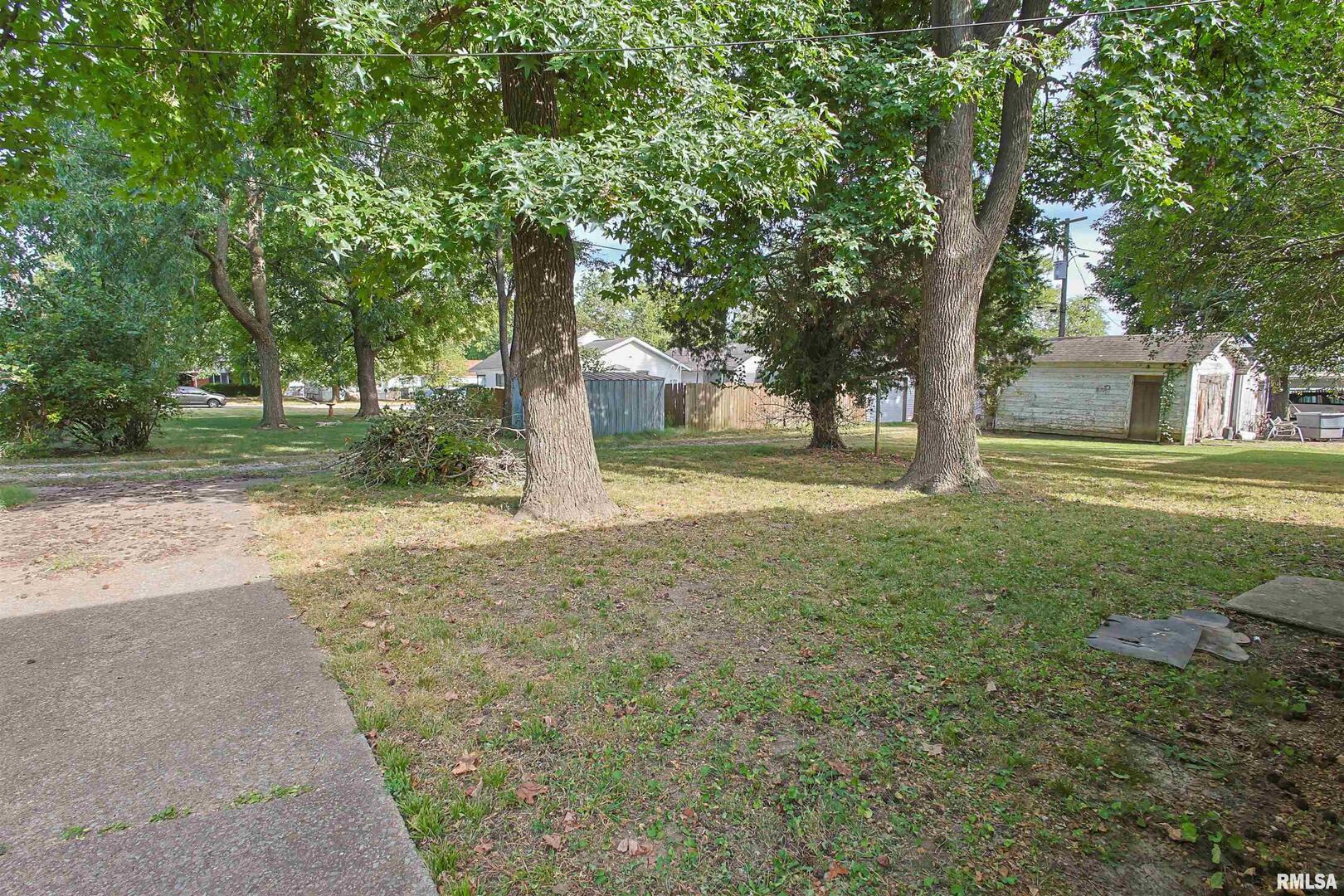 208 South 10th Street Herrin, IL 62948 - Photo 22 of 24 a view of a yard with tree s