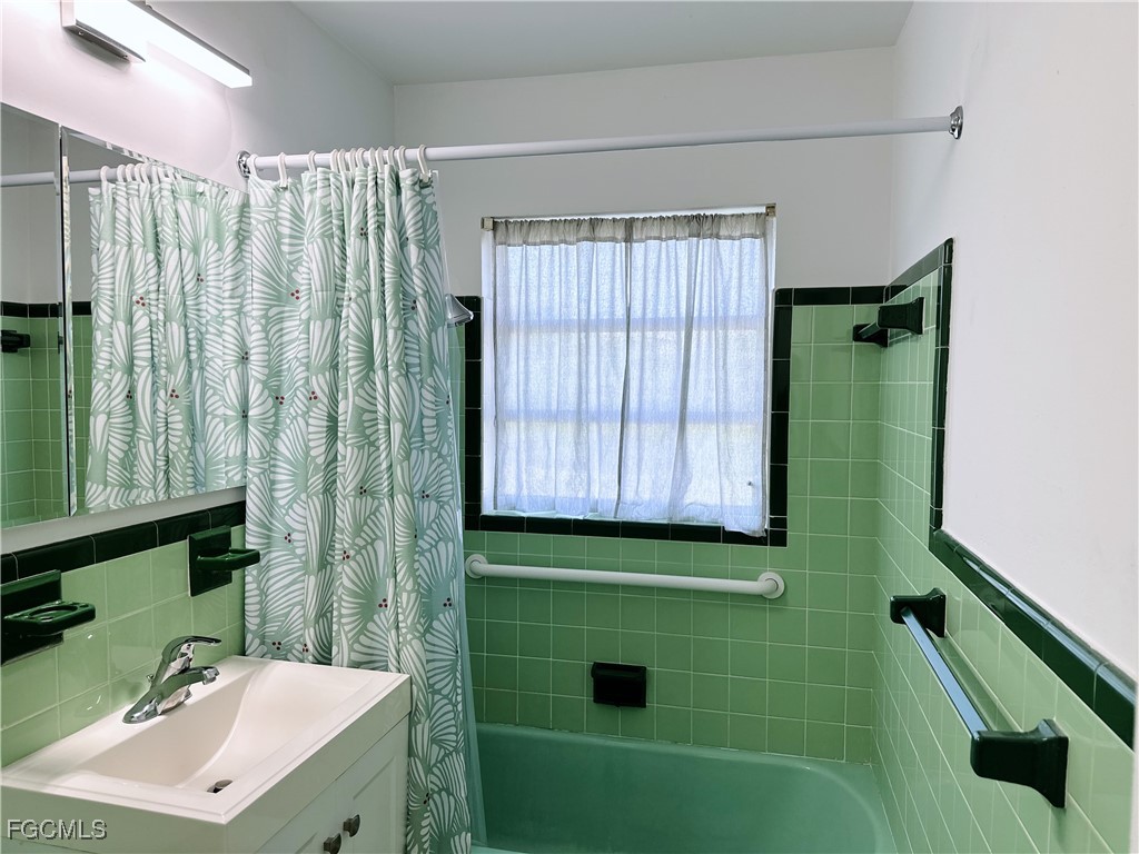 4360 Deleon Street Fort Myers, FL 33901 - Photo 14 of 23 a bathroom with a sink a toilet and a tub