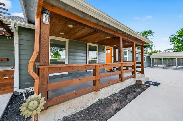 a view of house with a outdoor space