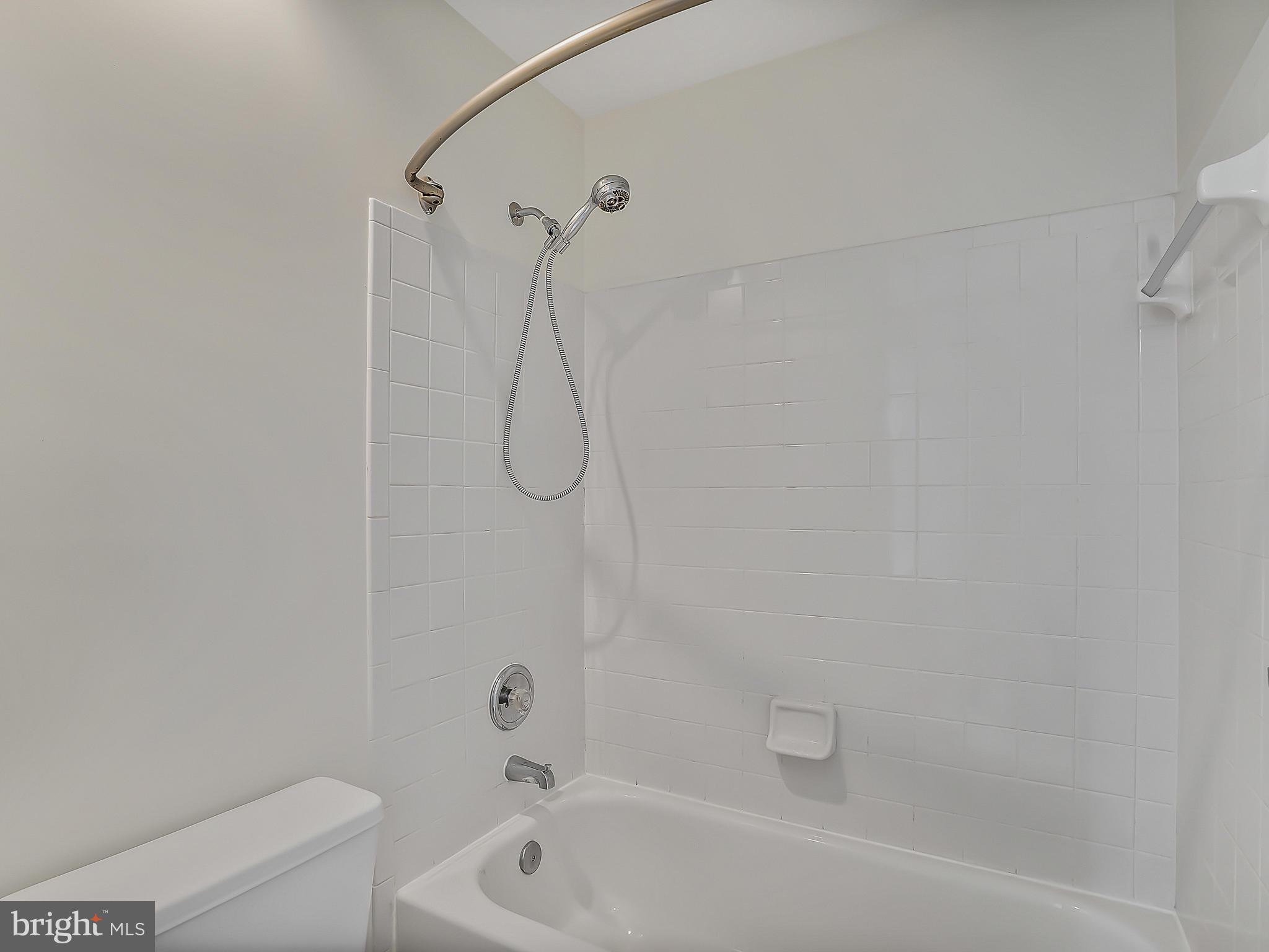 16820 Centerfield Way Olney, MD 20832 - Photo 28 of 48 Tub/Shower in Master Bathroom