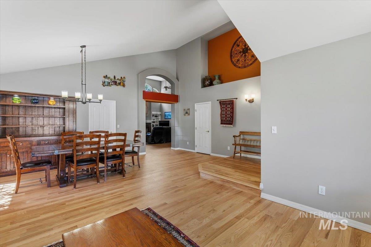 8001 West Innsbrook Court Boise, ID 83704 - Photo 7 of 39 Spacious interior featuring a vaulted ceiling and light wood-finish flooring