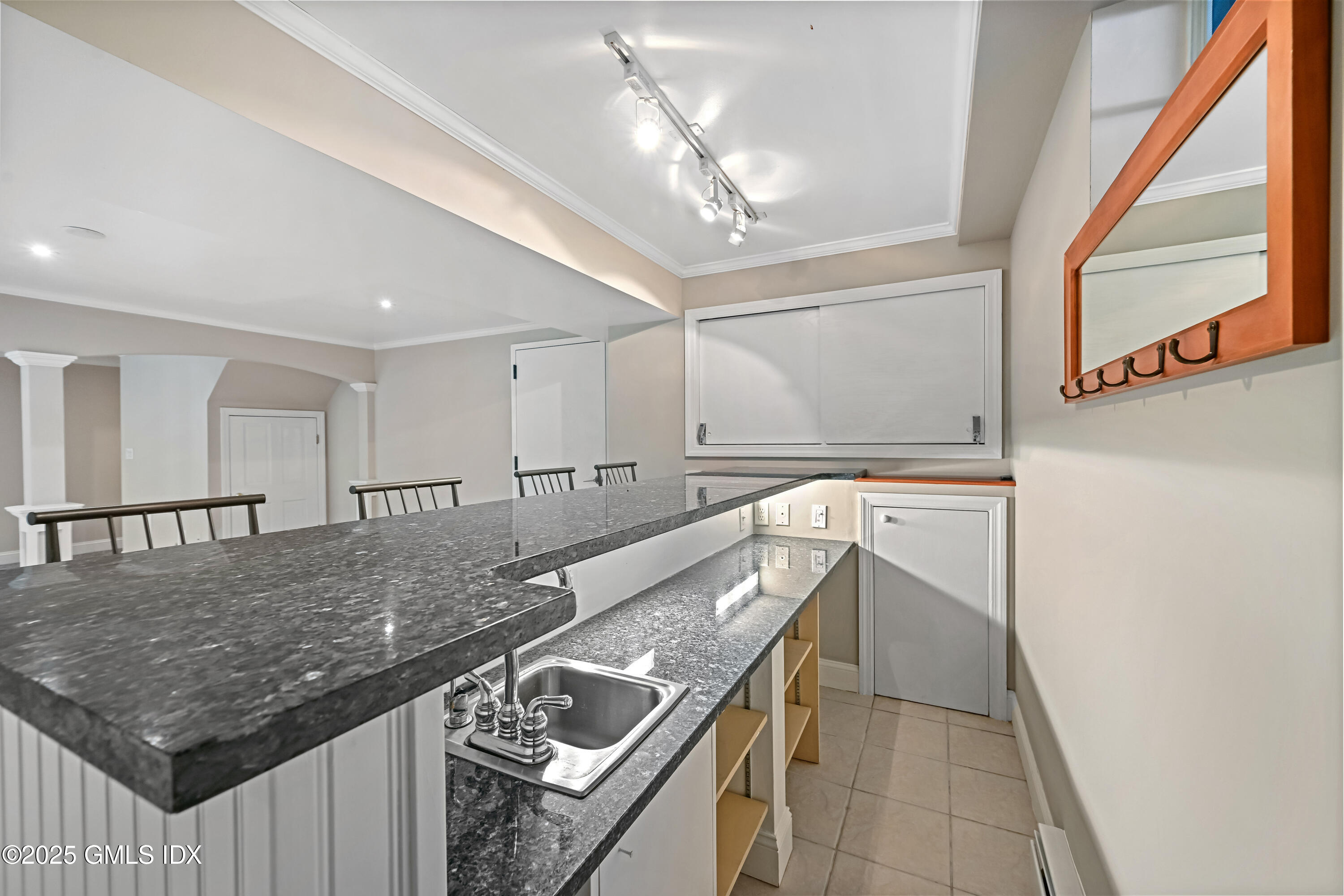 38 Bedford Road Greenwich, CT 06831 - Photo 19 of 33 Wet bar