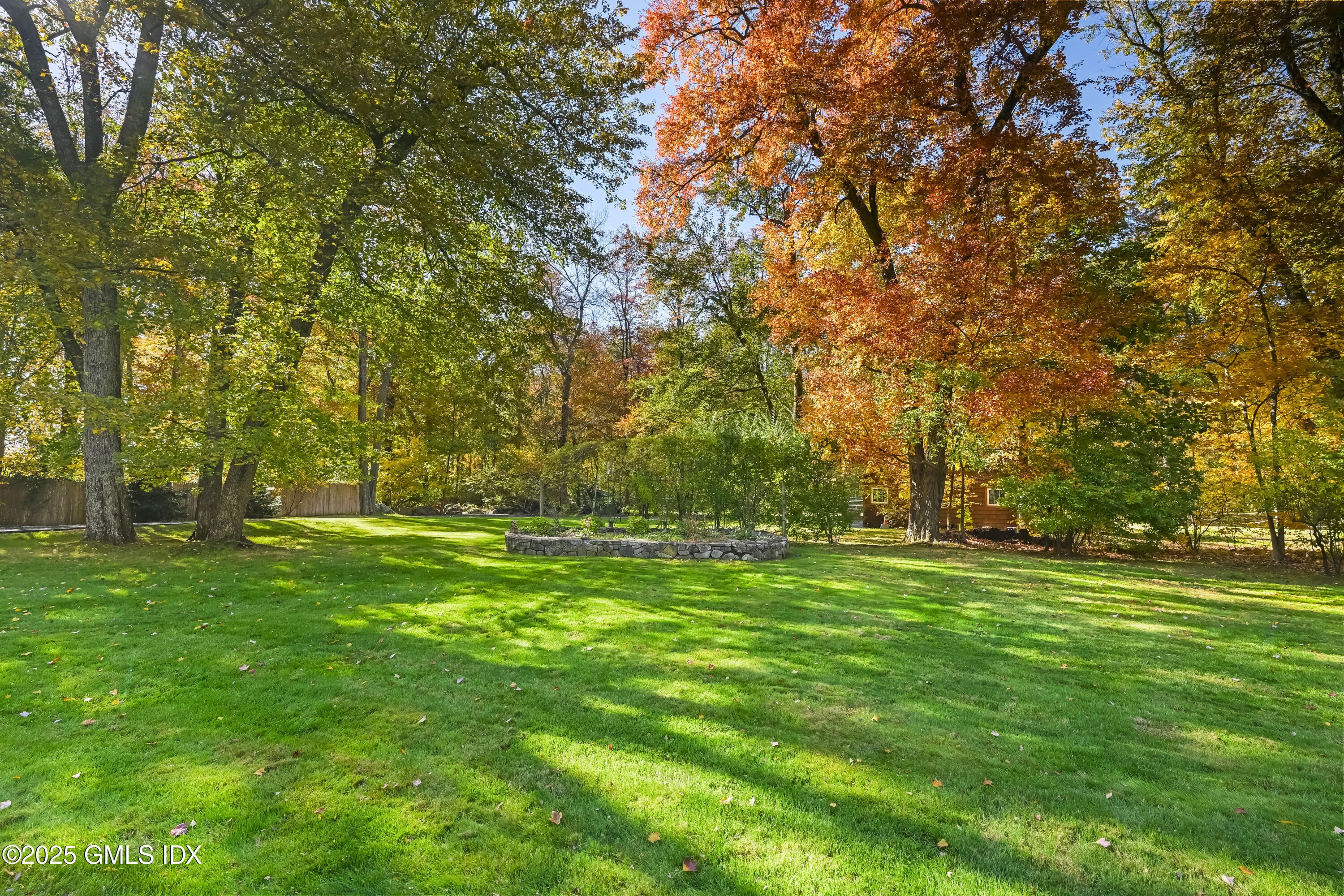 38 Bedford Road Greenwich, CT 06831 - Photo 23 of 33 Level yard