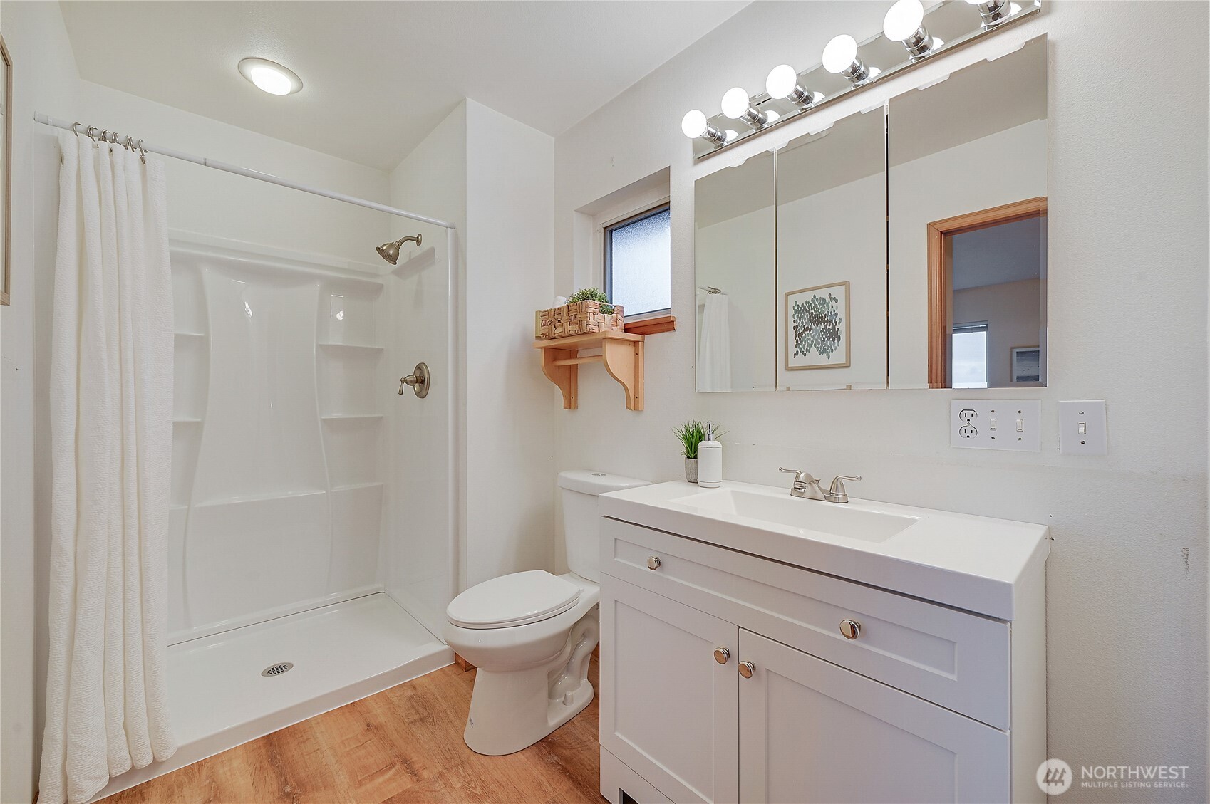 320 North Street Sequim, WA 98382 - Photo 31 of 40 a bathroom with a toilet sink a shower and mirror