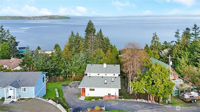 an aerial view of a house with outdoor space and lake view