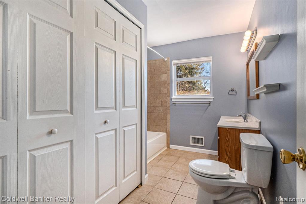 925 Sanders Road Oxford, MI 48371 - Photo 10 of 19