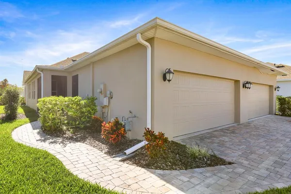 $385,900 | 13892 Kingfisher Glen Drive, Lithia, FL 33547