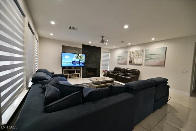 $7,000 | 385 Glenridding Street, Las Vegas, NV 89183