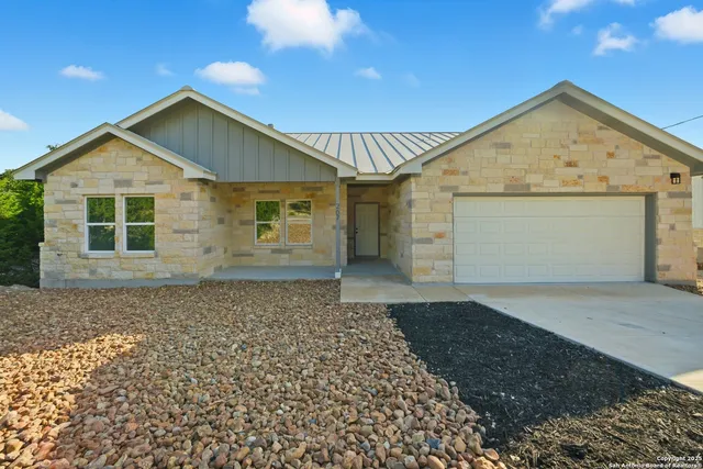 $489,000 | 207 Deer Oaks Drive, Lakehills, TX 78063