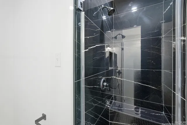 $489,000 | 207 Deer Oaks Drive, Lakehills, TX 78063