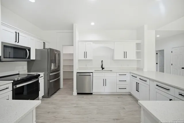 $489,000 | 207 Deer Oaks Drive, Lakehills, TX 78063