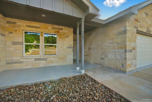 $489,000 | 207 Deer Oaks Drive, Lakehills, TX 78063