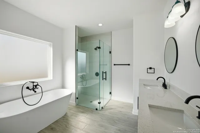 $489,000 | 207 Deer Oaks Drive, Lakehills, TX 78063