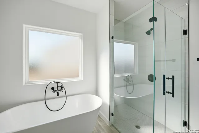 $489,000 | 207 Deer Oaks Drive, Lakehills, TX 78063