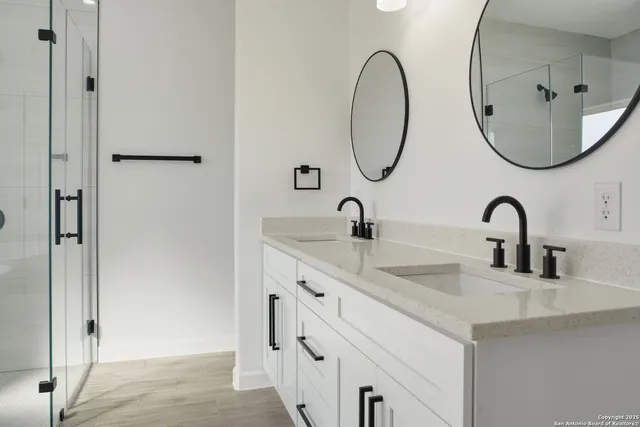 $489,000 | 207 Deer Oaks Drive, Lakehills, TX 78063