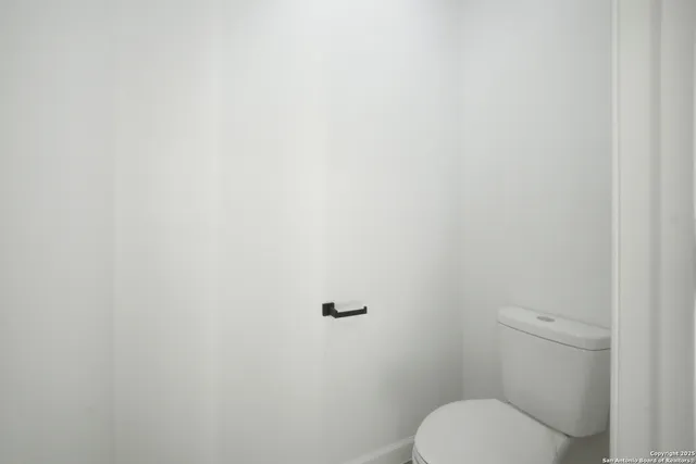 $489,000 | 207 Deer Oaks Drive, Lakehills, TX 78063