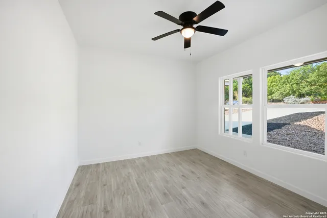 $489,000 | 207 Deer Oaks Drive, Lakehills, TX 78063