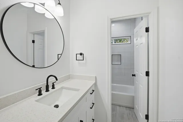 $489,000 | 207 Deer Oaks Drive, Lakehills, TX 78063