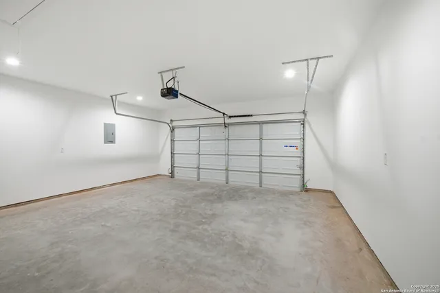 $489,000 | 207 Deer Oaks Drive, Lakehills, TX 78063