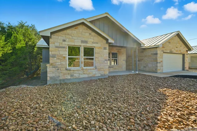 $489,000 | 207 Deer Oaks Drive, Lakehills, TX 78063