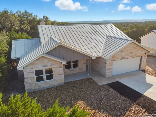 $489,000 | 207 Deer Oaks Drive, Lakehills, TX 78063