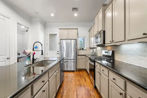 $384,000 | 8726 Kempwood Drive, Houston, TX 77080