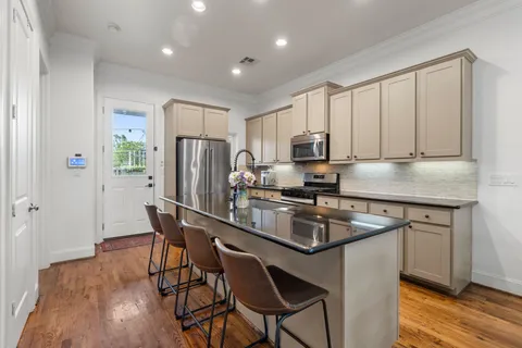 $384,000 | 8726 Kempwood Drive, Houston, TX 77080