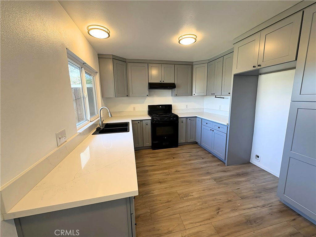 6635 Geranium Place Riverside, CA 92503 - Photo 5 of 15 a kitchen with stainless steel appliances a refrigerator and a stove top oven
