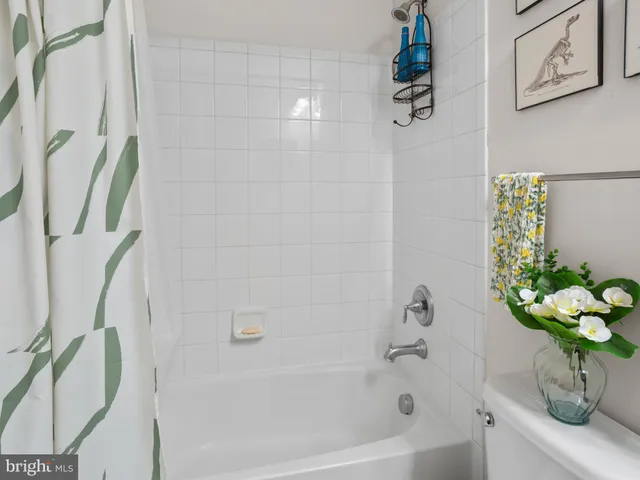 a bath room with a bathtub