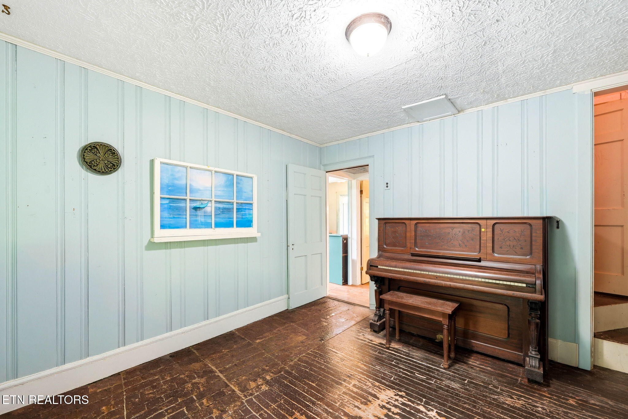 3992 Highway 92 Rutledge, TN 37861 - Photo 5 of 34 a view of a livingroom with wooden floor and a rug