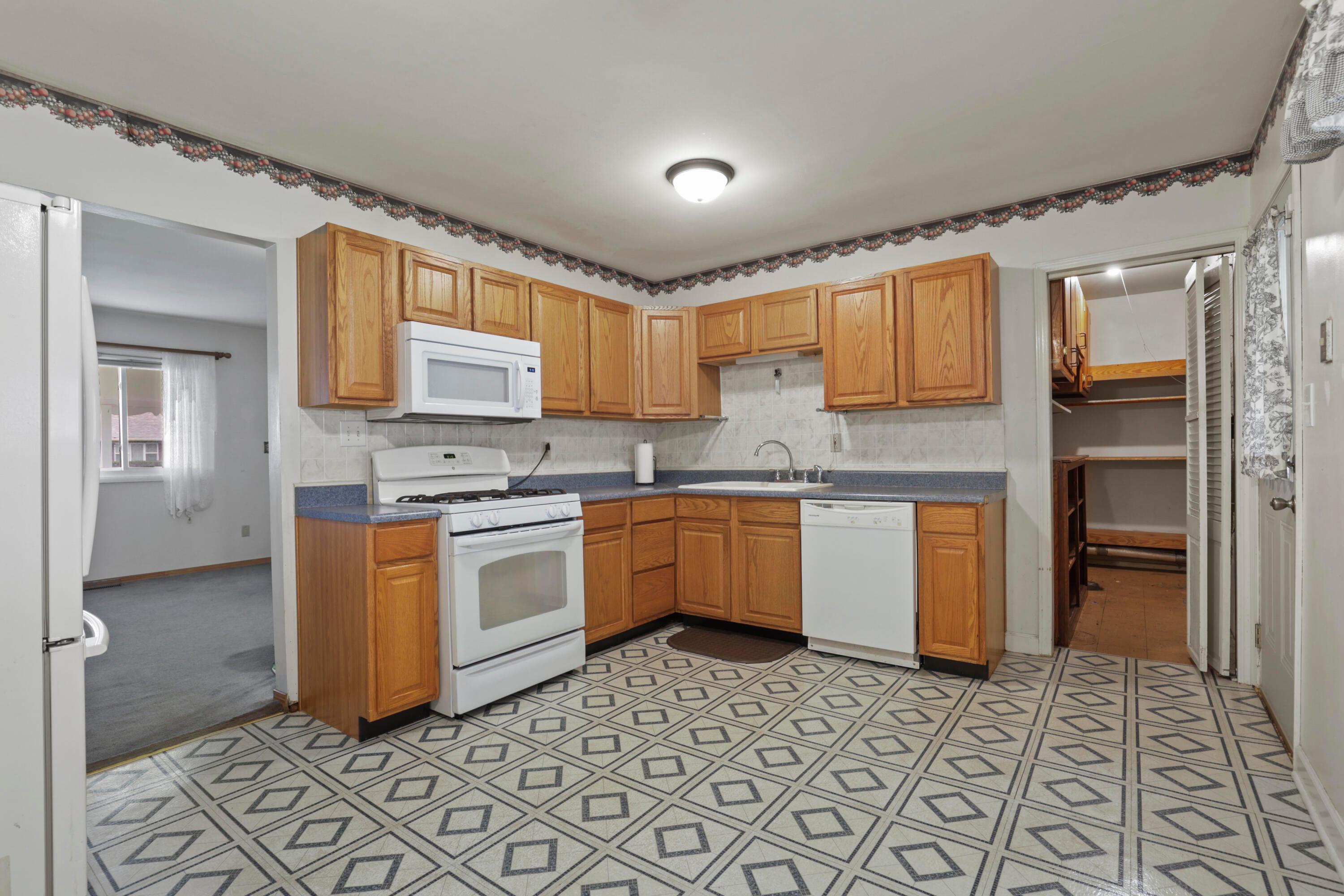 5440 Inlet Drive Columbus, OH 43232 - Photo 13 of 37 Kitchen