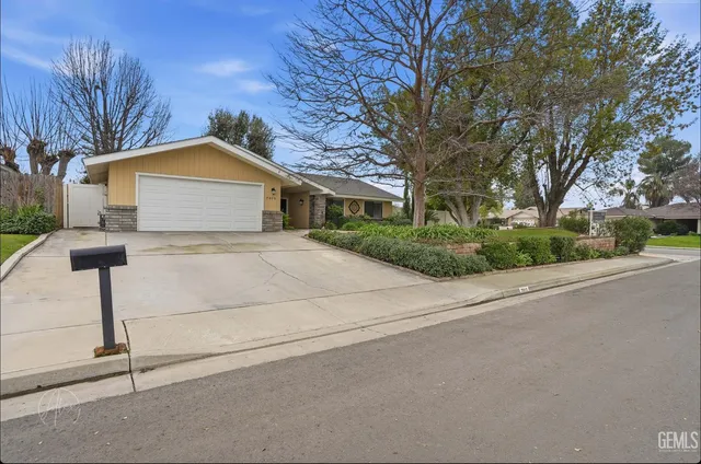 a view of a house with a yard and garage