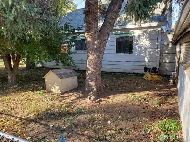 a view of a house with backyard
