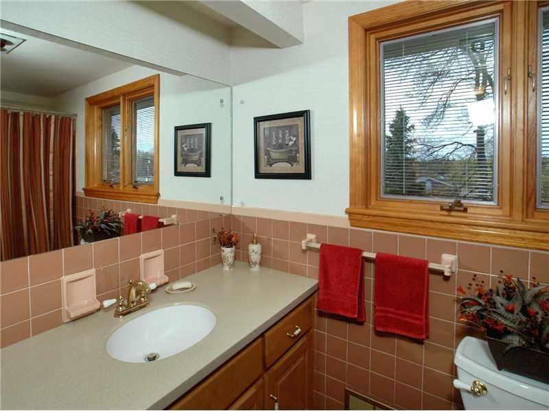 222 Seanor Road Irwin, PA 15642 - Photo 21 of 23 Full Bath.