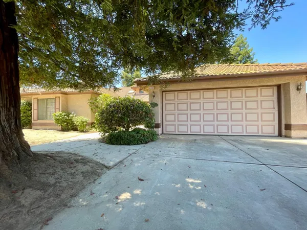 $575,000 | 838 East Catalina Circle, Fresno, CA 93730