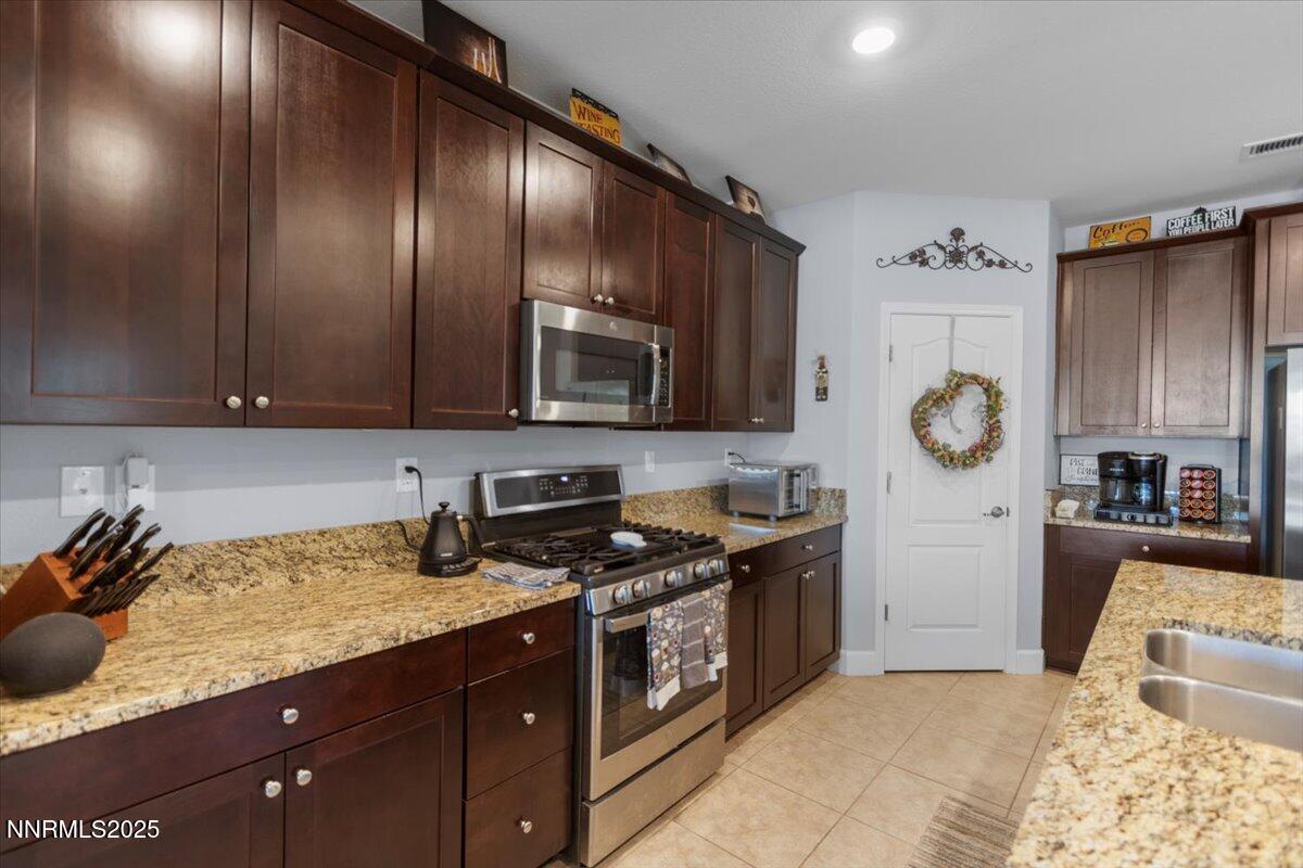 7324 Continuum Drive Reno, NV 89506 - Photo 4 of 47 26-Kitchen