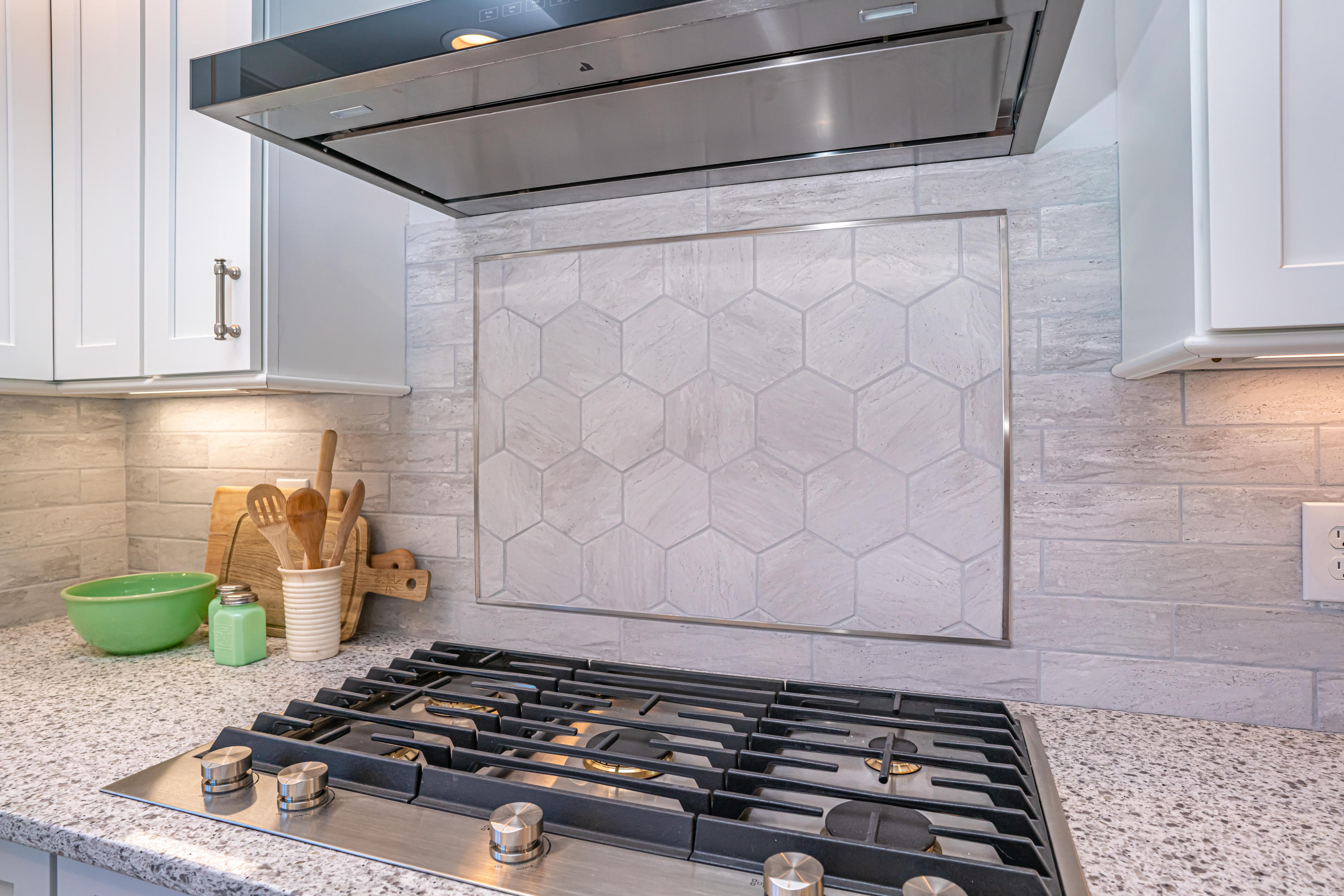 23 Hiltons Run Kittery Point, ME 03905 - Photo 20 of 50 Beautiful back splash and cooktop