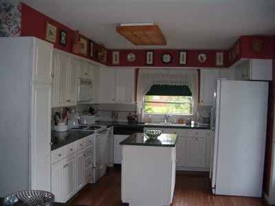 1624 Raleigh Road Lexington, KY 40505 - Photo 2 of 9 This kithchen is SWEET! removeable islan