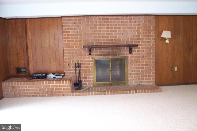 414 Course Street Northeast Vienna, VA 22180 - Photo 11 of 22 Family Room #2
