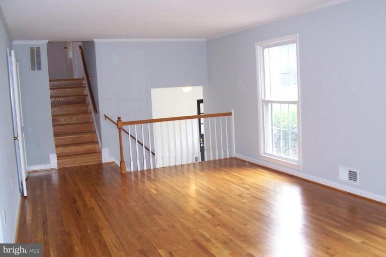 414 Course Street Northeast Vienna, VA 22180 - Photo 3 of 22 Living Room