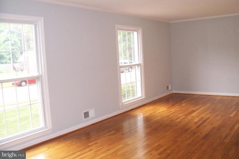414 Course Street Northeast Vienna, VA 22180 - Photo 4 of 22 Living Room #2