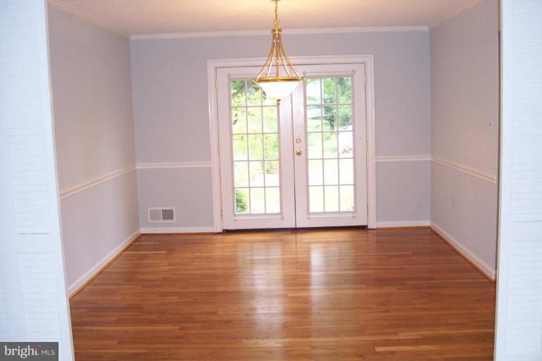 414 Course Street Northeast Vienna, VA 22180 - Photo 6 of 22 Dining Room