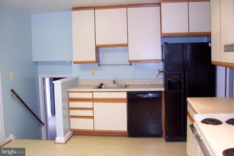 414 Course Street Northeast Vienna, VA 22180 - Photo 7 of 22 Kitchen