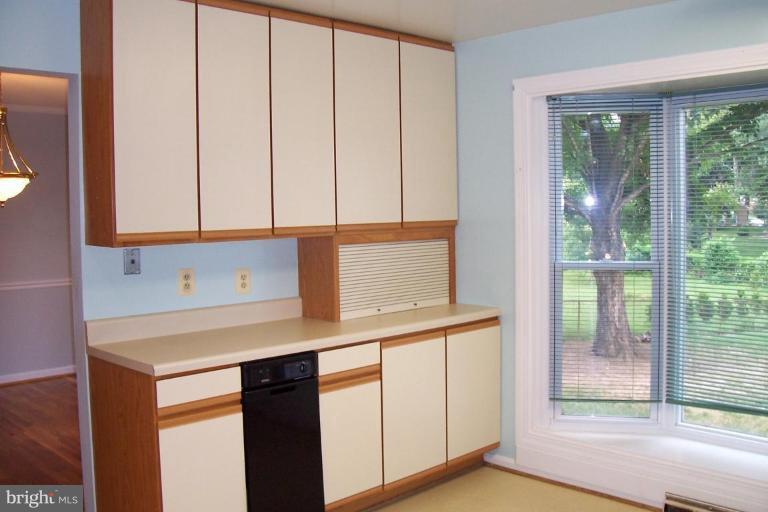 414 Course Street Northeast Vienna, VA 22180 - Photo 8 of 22 Kitchen #2