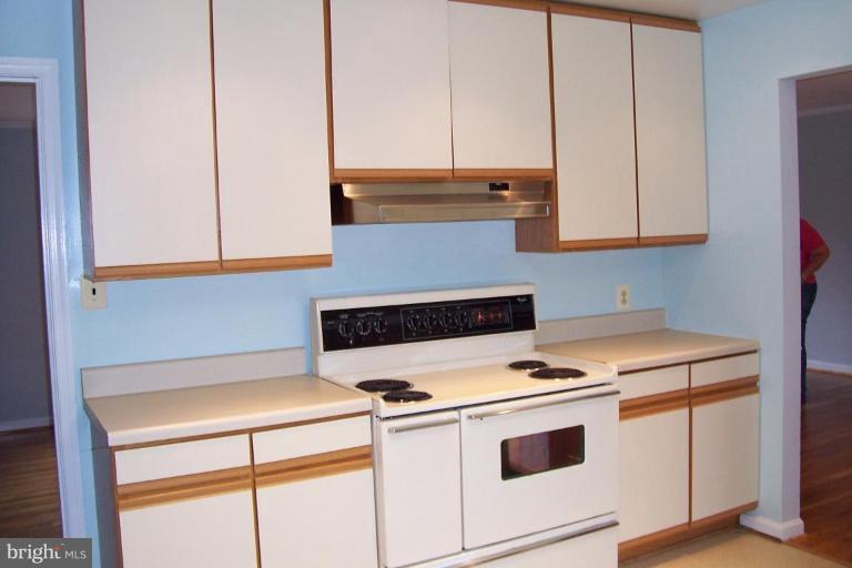 414 Course Street Northeast Vienna, VA 22180 - Photo 9 of 22 Kitchen #3