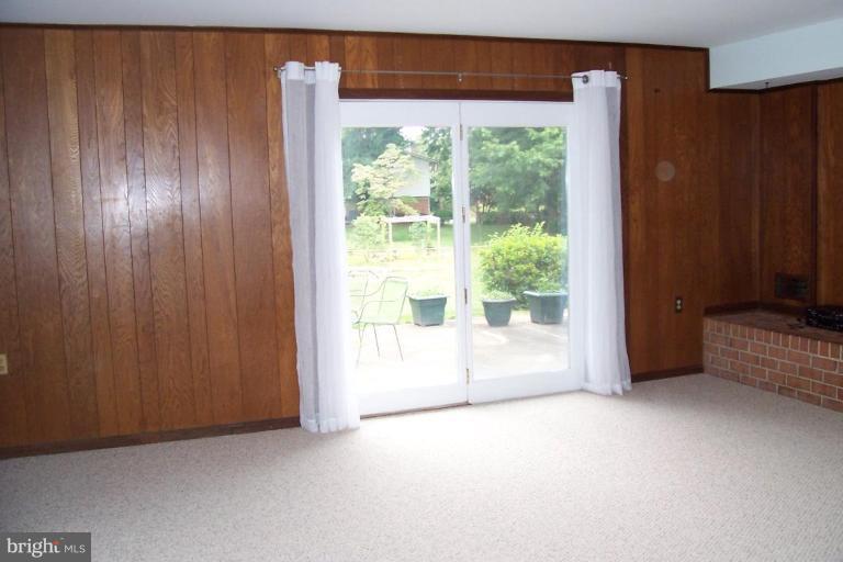 414 Course Street Northeast Vienna, VA 22180 - Photo 10 of 22 Family Room