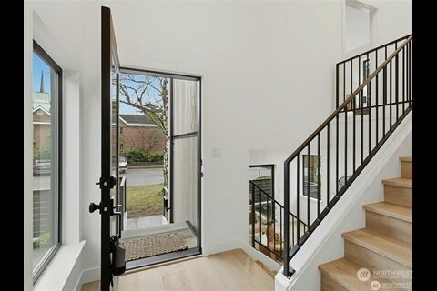 2806 West Dravus Street Seattle, WA 98199 - Photo 4 of 18