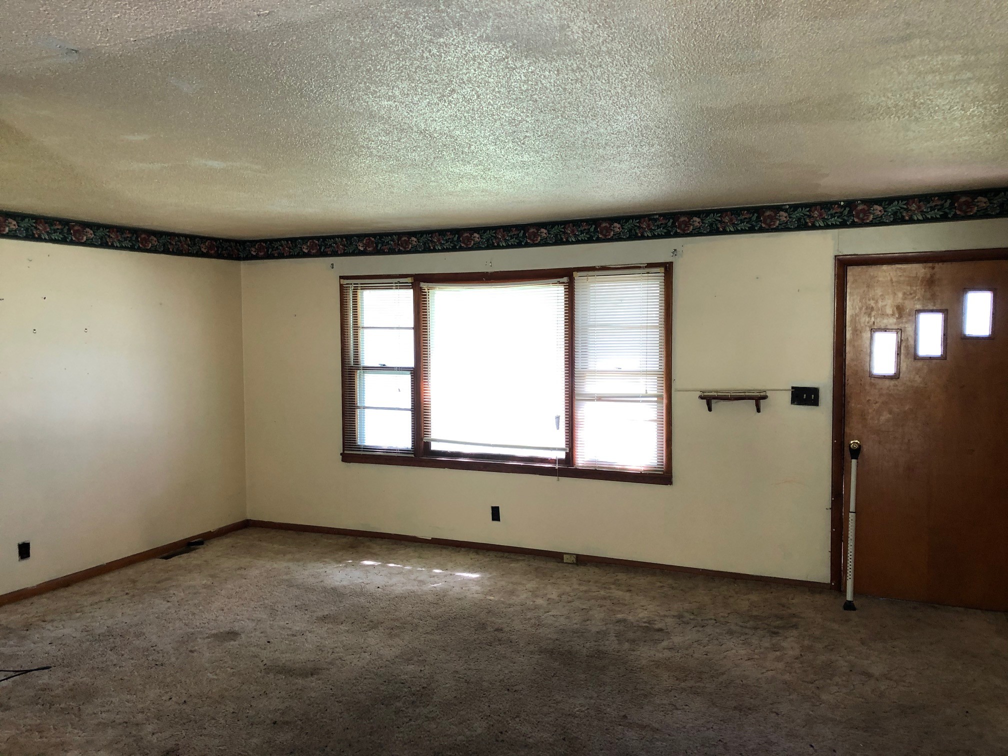 1928 Murfreesboro Road Lebanon, TN 37090 - Photo 4 of 12 an empty room with a window