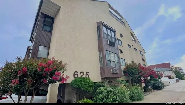 $3,800 | 625 Shore Road, Unit 2B, Long Beach, NY 11561